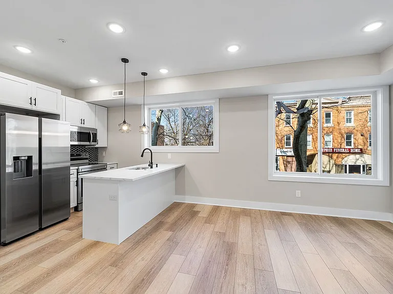 Gorgeous New Diamond St Construction Boasting Luxury Finishes — Photo 45