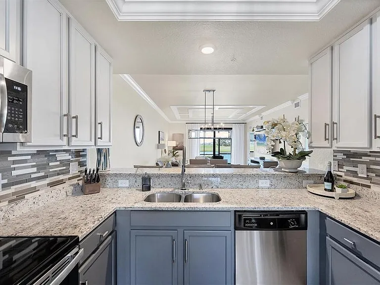 5624 Palmer Cir #105 — Photo 16