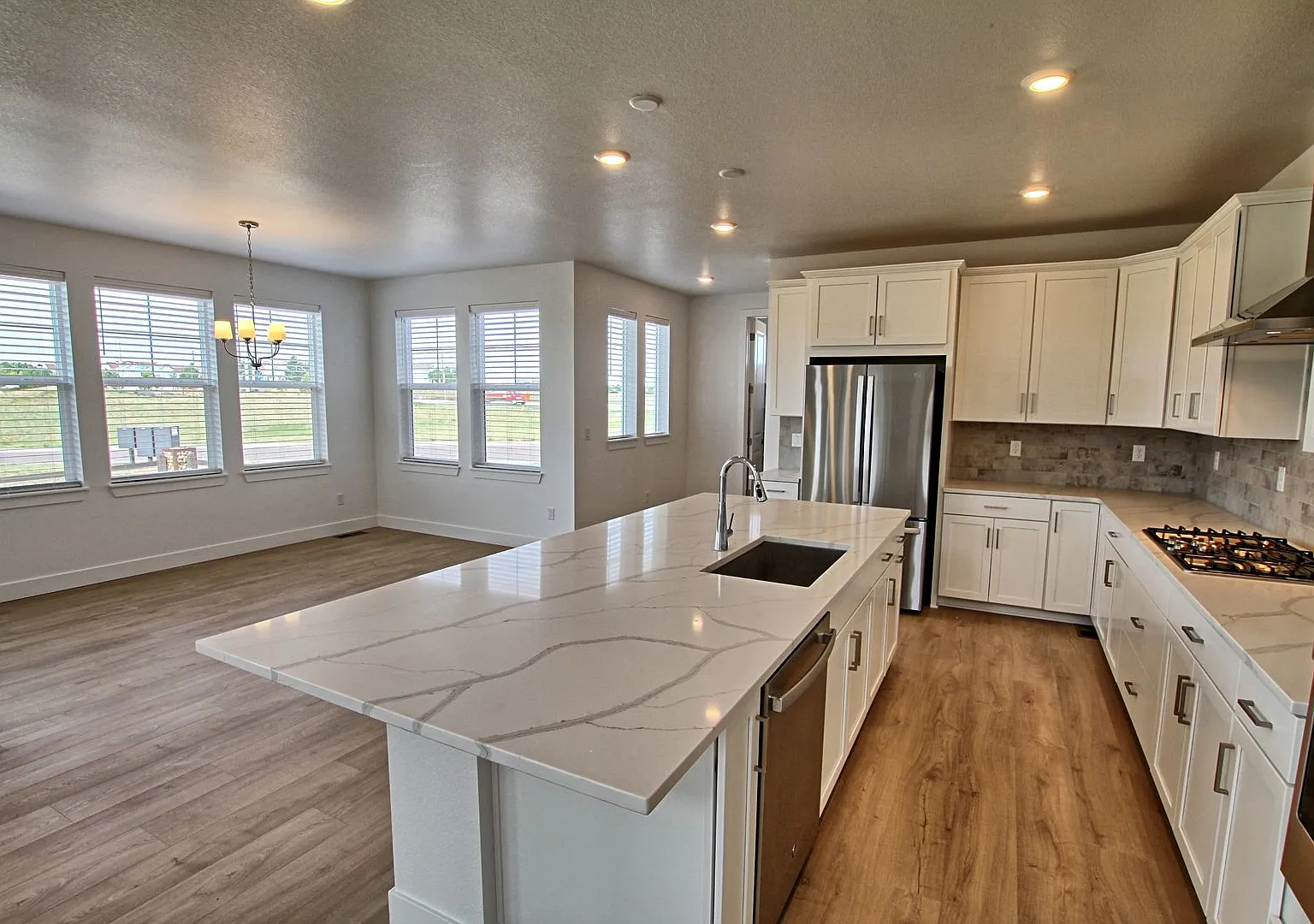 Brand new 4 bed 2.5 bath home in Macanta — Photo 2