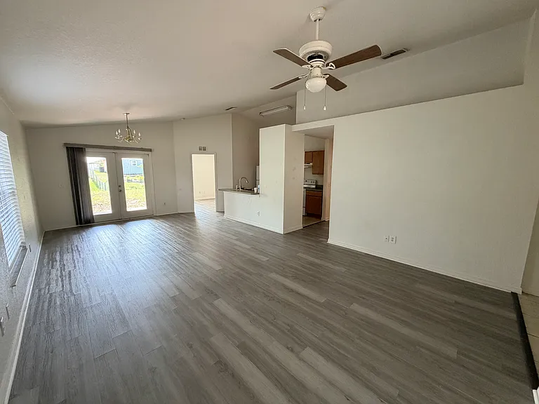 120 Eagle Point Blvd — Photo 2