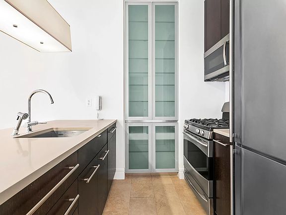 4th image of 212 W 72nd St #3F
