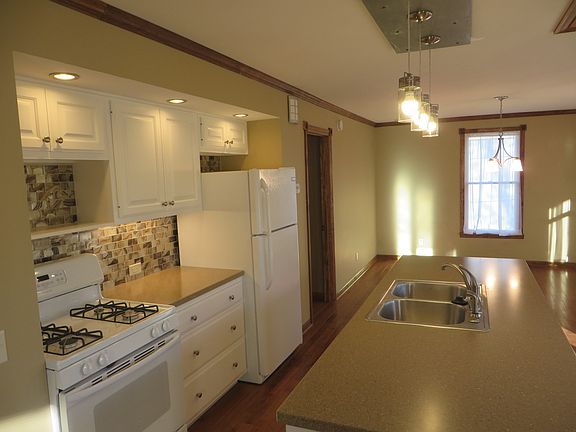 3rd image of 917 W Berry St #919