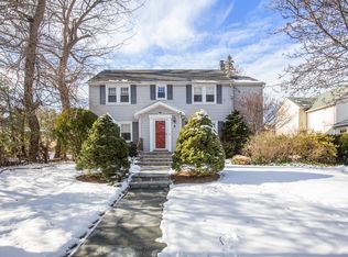 2 Cambridge Rd, Great Neck, NY 11023