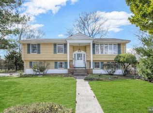 160 Truman Ter, Paramus, NJ 07652