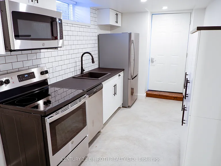 1370 Killarney Beach Rd #207 — Photo 2