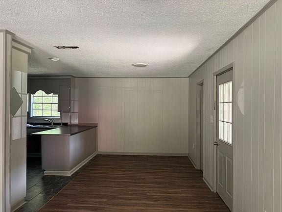 3rd image of 822 Laura St