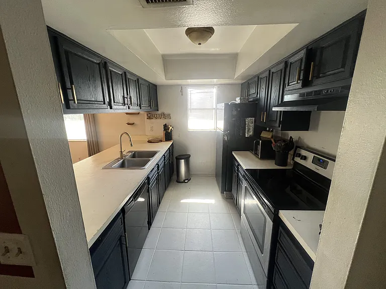 136 Country Club Dr #D — Photo 4