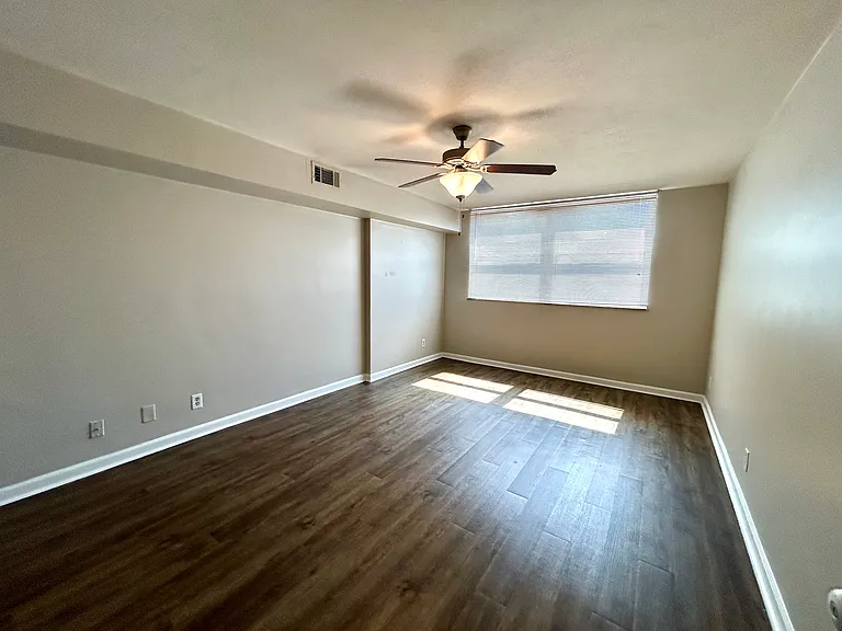 Continental Condos by Charlotte Management — Photo 11