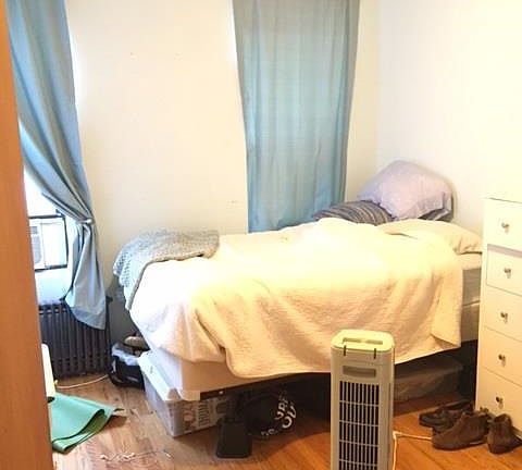 2nd image of 226 E 53rd St Lowr 2