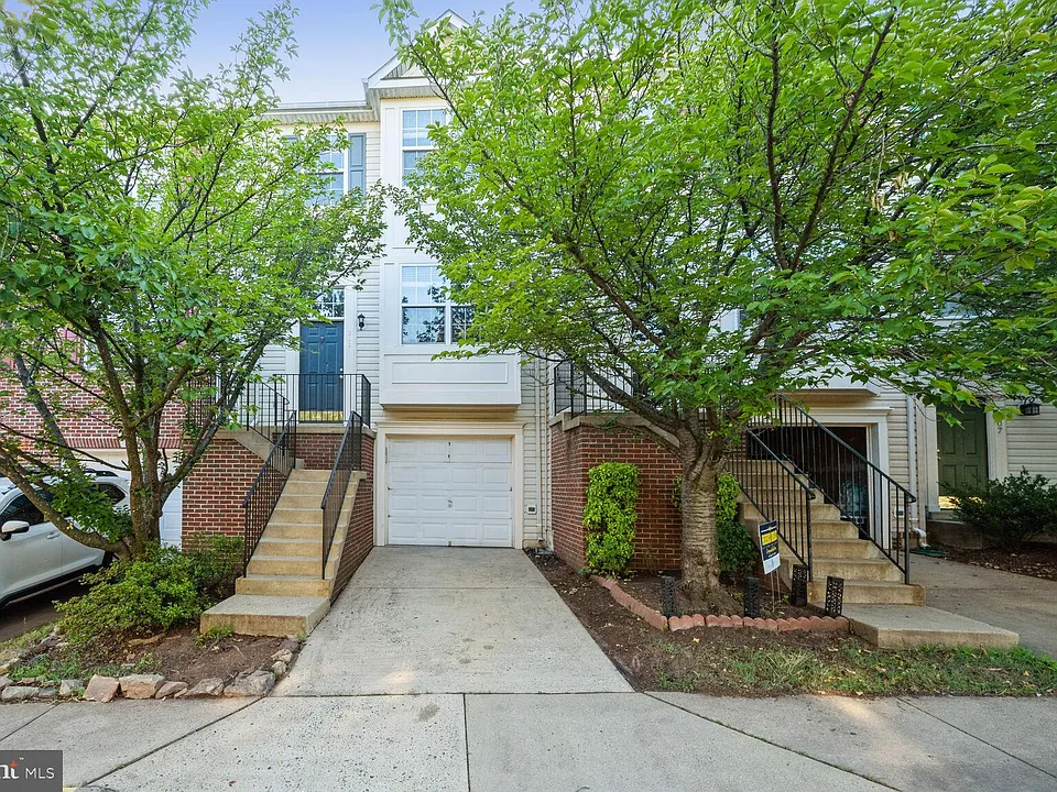 211 Golden Larch Ter NE