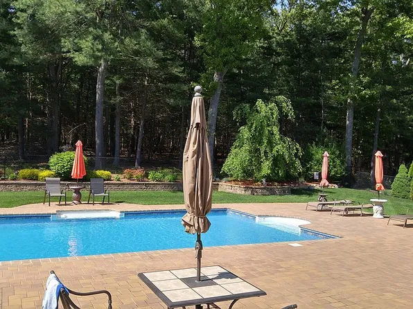 19 Lake Ter, Middle Island, NY 11953