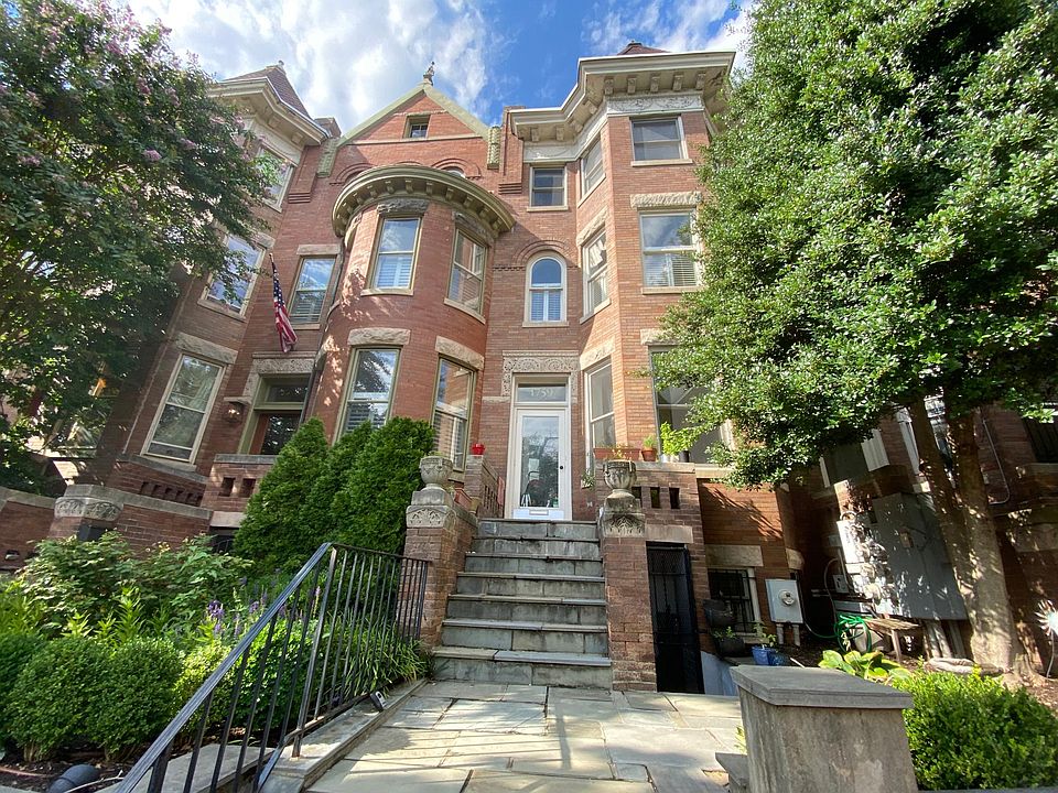 Private entrance from the street to the apartment