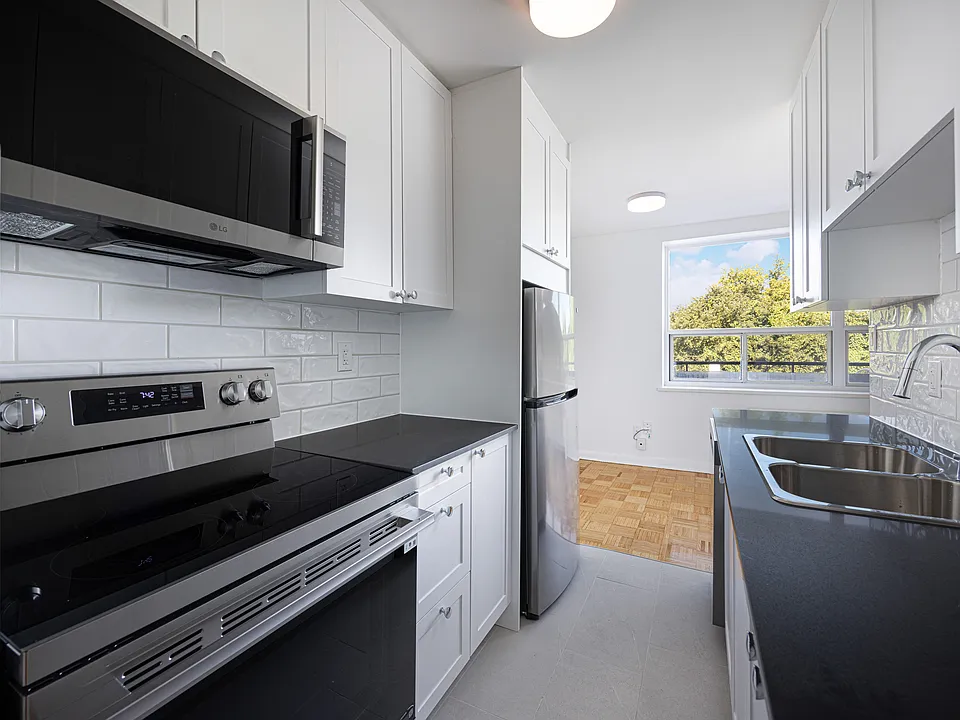 60 Esther Lorrie Dr