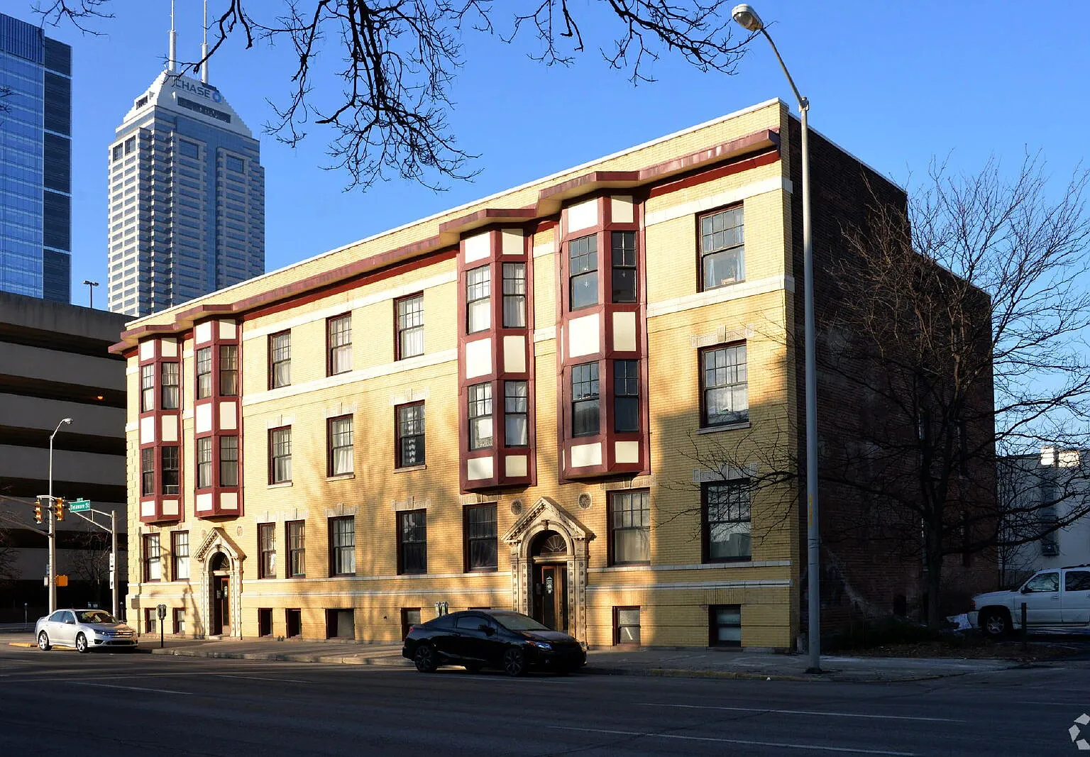 Indy Downtown Colonial Apartments — Photo 1