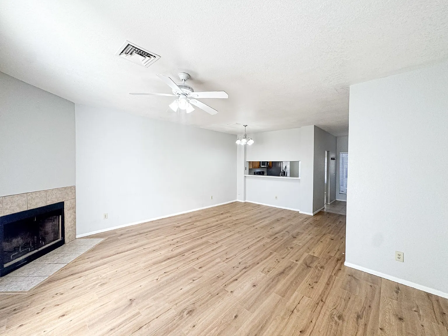 2 bed, 2.5 bath, 1267 sqft, $1,629 — Photo 2