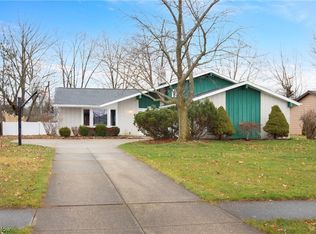 6739 Wedgewood Dr, North Olmsted, OH 44070