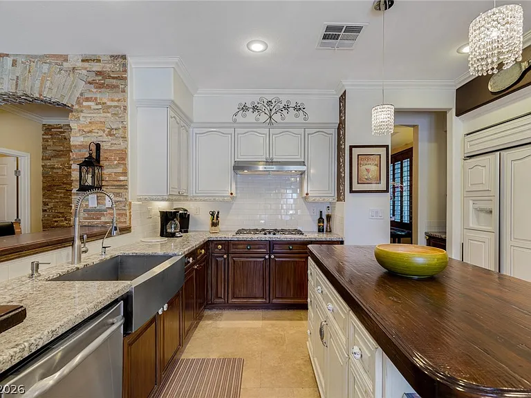 724 Pinnacle Heights Ln — Photo 19