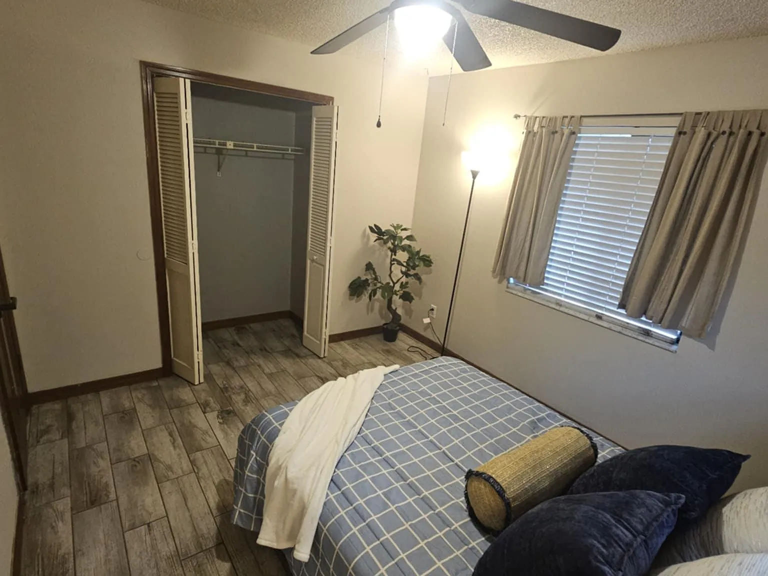 4 bed, 3.0 bath, 2450 sqft, $819 — Photo 1