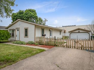 916 Berkley St, Carpentersville, IL 60110