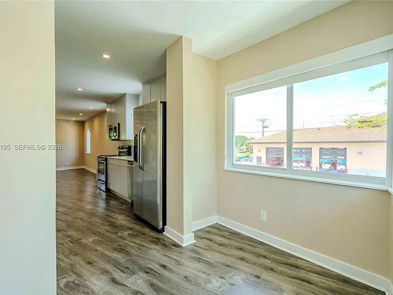 2400 NE 26th St #8 — Photo 2