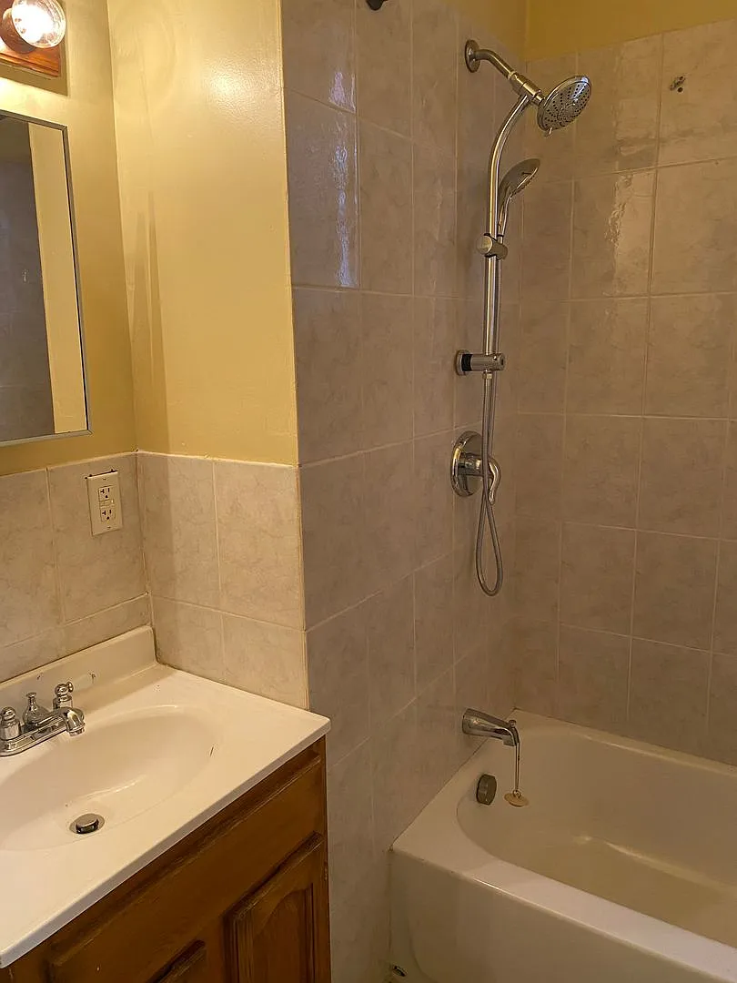 Spacious Rooms! Hardwood Flooring Throughout! A/C! W/D Hook-Up! — Photo 2