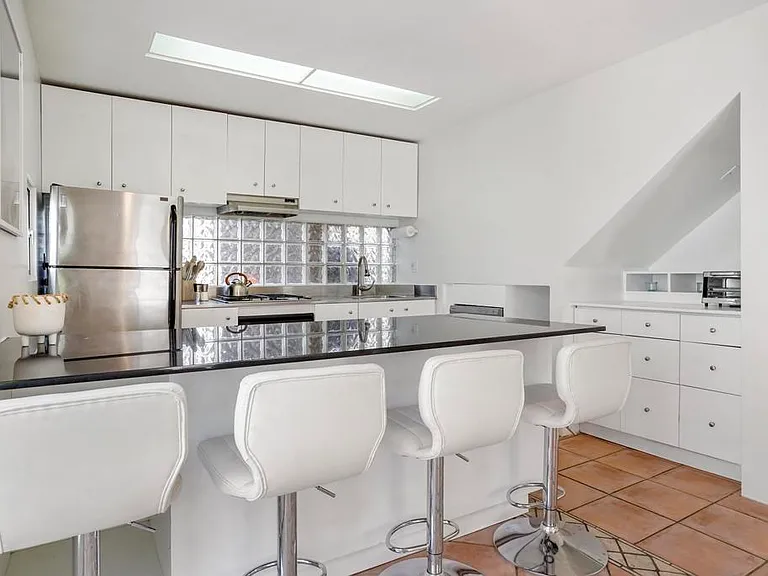 1241 Oliver Ave — Photo 4