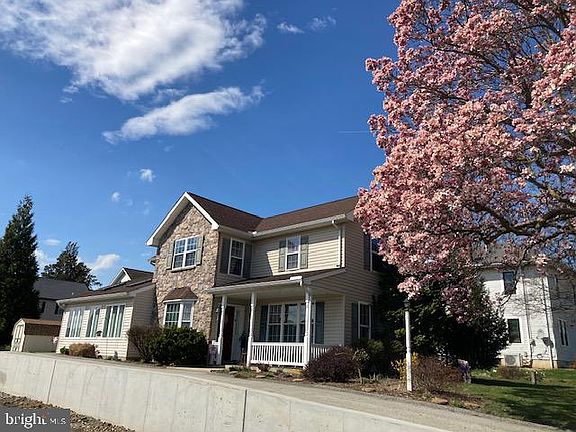 4th image of 8 & 10 N Kinzer Rd