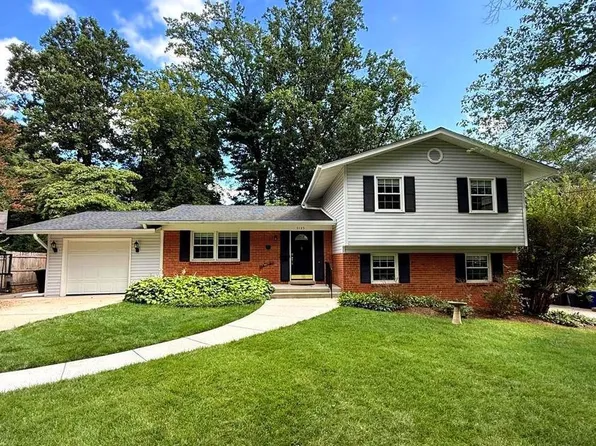 3135 Fair Woods Pkwy, Fairfax, VA 22030