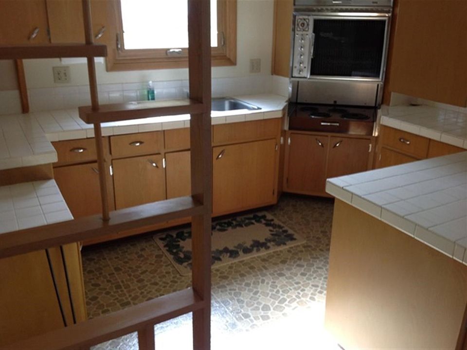 2nd image of 926 Park Ave