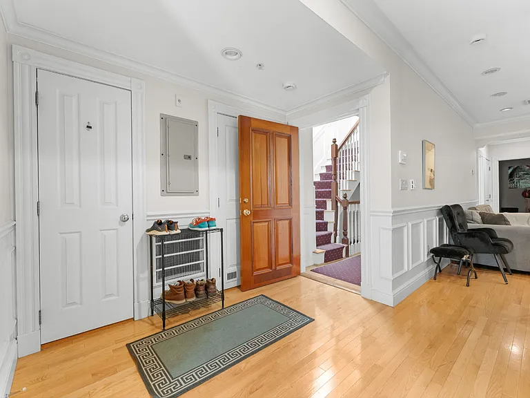262-264 W Broadway #2 — Photo 3