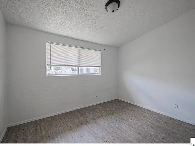 2139 W Devonshire Ave #2 — Photo 8