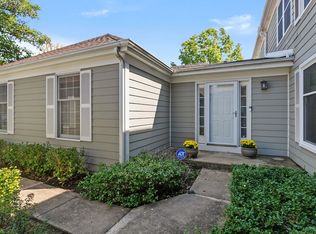 11 Warwick Ln, Lincolnshire, IL