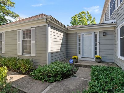 11 Warwick Ln, Lincolnshire, IL, 60069