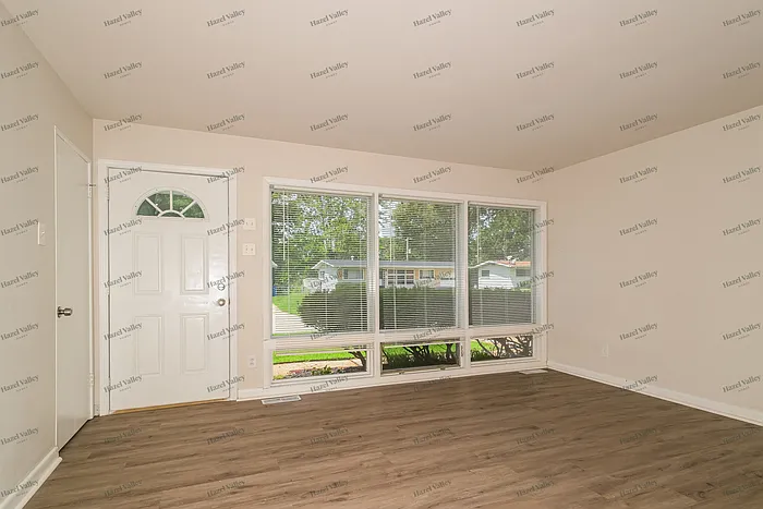 3 bed, 1.0 bath, 888 sqft, $1,520 — Photo 4