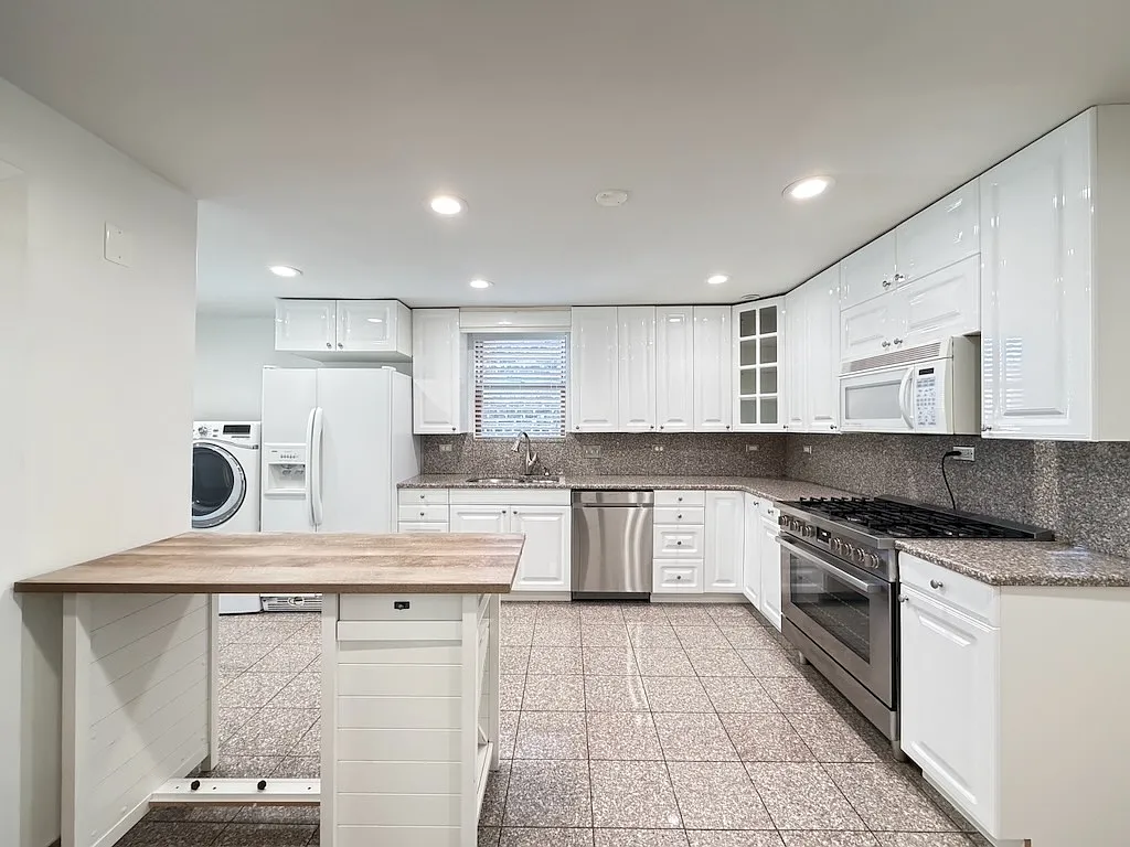 Appealing 2 Bed, 1 Bath at Superior + Rockwell (Ukrainian Village) — Photo 2