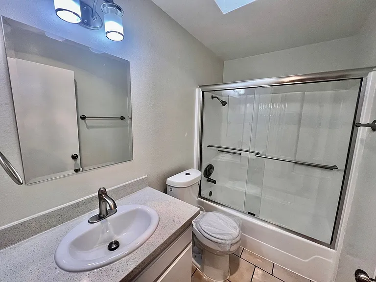 820 Glenoaks Apartments — Photo 14