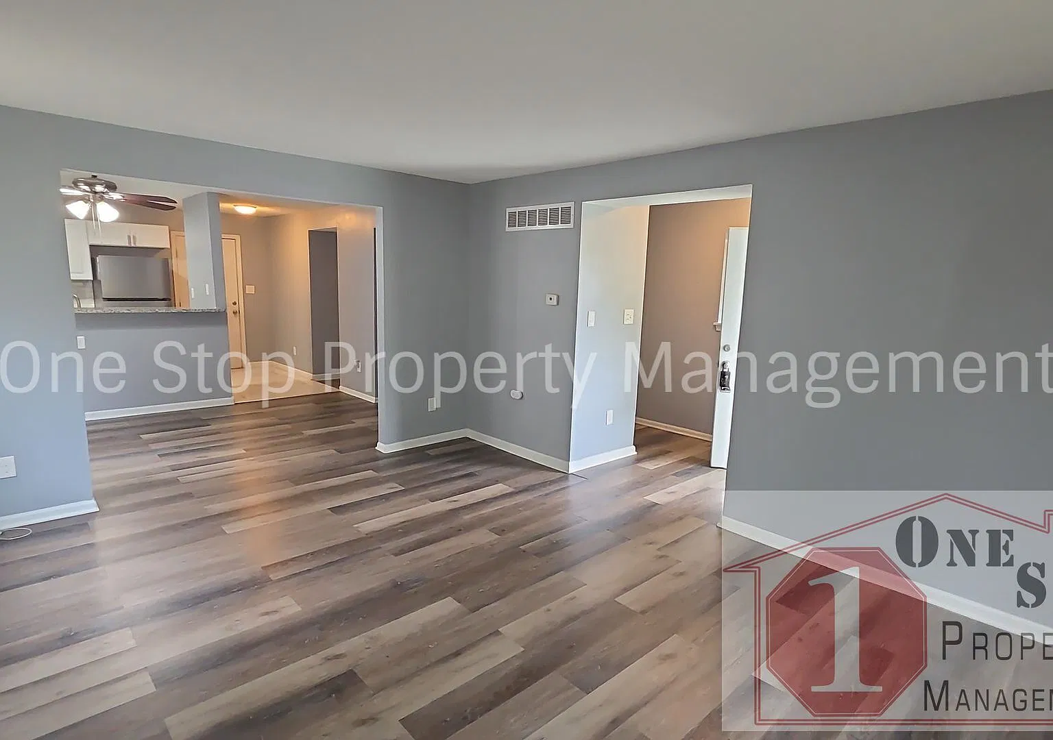 Beautiful 3 Bedroom 2 Bathroom Home in Kansas City! — Photo 3