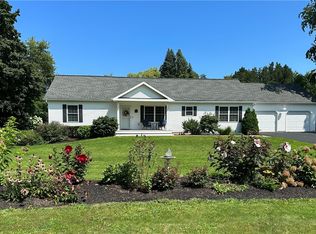 4187 Foxwood Dr, Williamson, NY 14589