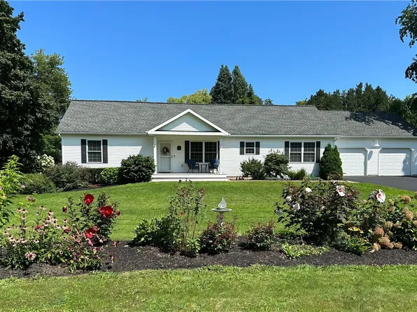 4187 Foxwood Dr, Williamson, NY 14589