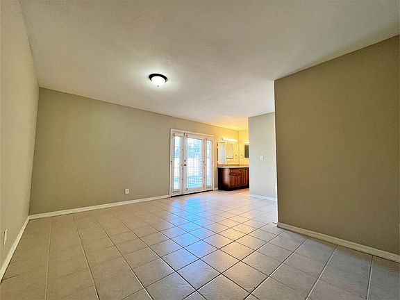 4th image of 818 E Jasmine St