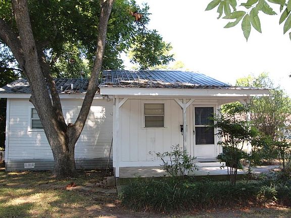 2nd image of 1706 1/2 Pecan St