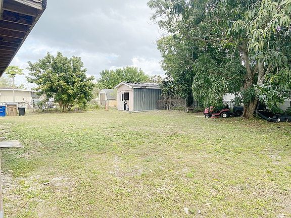 5th image of 210 Lowry Ave