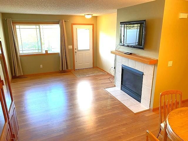 Spacious living room with fireplace and flatscreen tv (available if wanted)