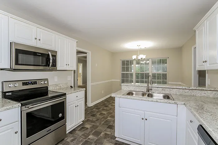 4 bed, 2.0 bath, 2200 sqft, $2,025 — Photo 4