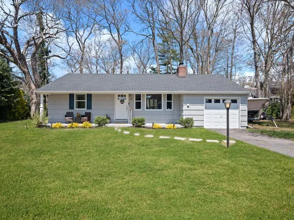 225 Connetquot Drive, Oakdale, NY 11769