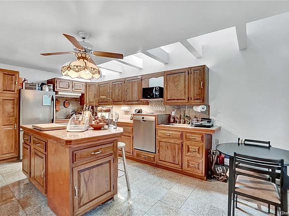 5th image of 9 Oak Hill Dr