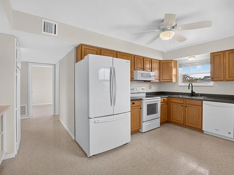 705 Thunderbird Ave — Photo 4