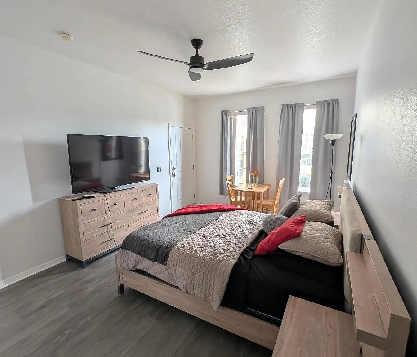 326 Monroe Cir — Photo 3