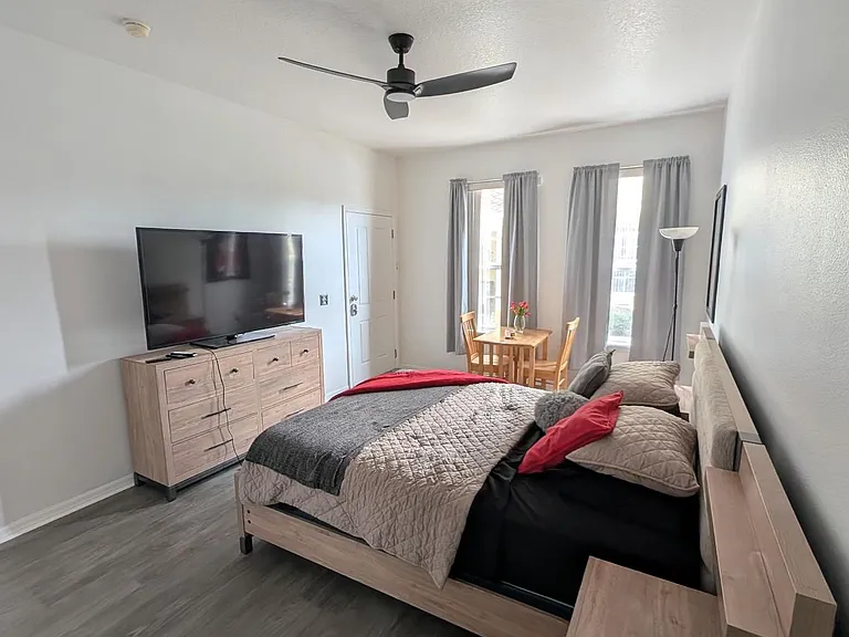 326 Monroe Cir — Photo 3