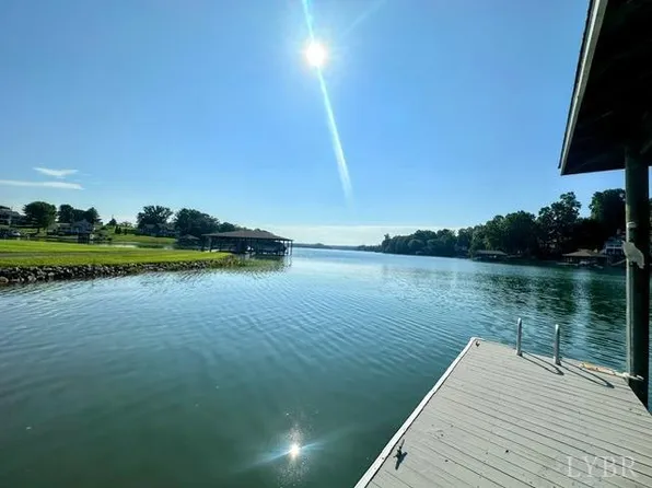 3654 Bluewater Dr, Moneta, VA 24121